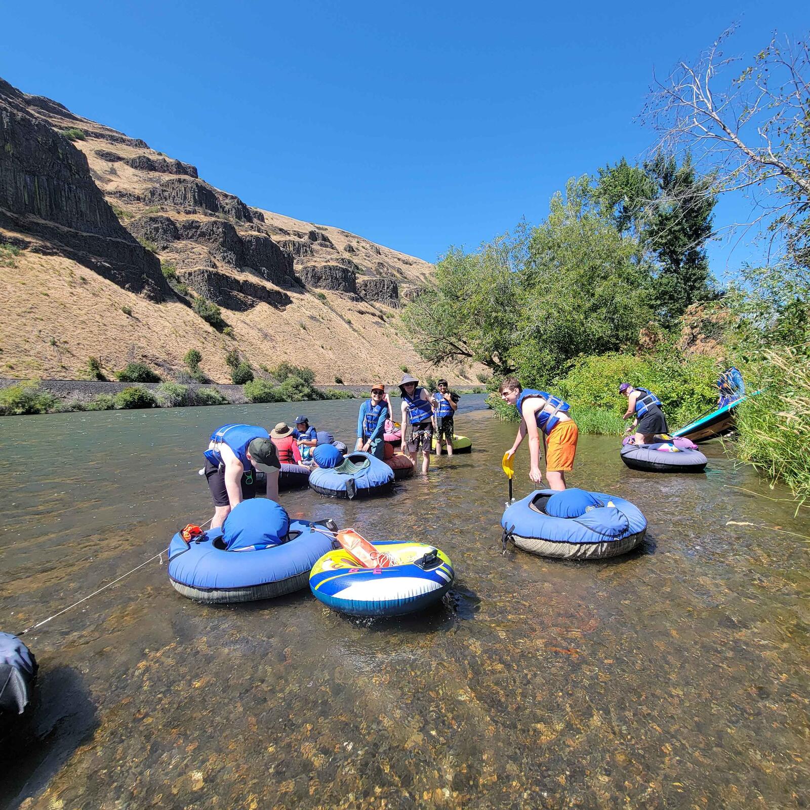 Scouts with a kayak and river tubes on the Yakima River during the 50-Miler